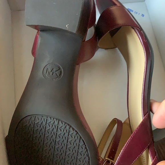 New Michael Kors cardi flexMID leather berry US 10 2.5” heel adjustable strap - Picture 3 of 3